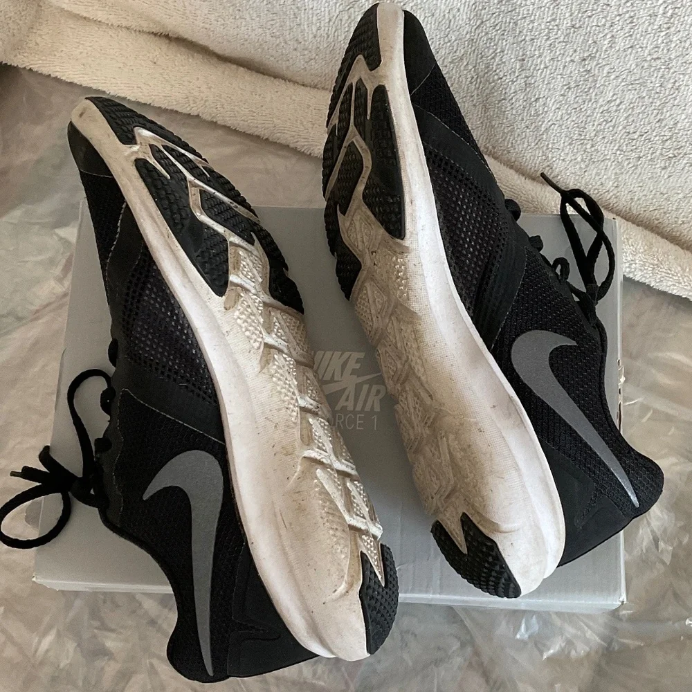 Nike Black and White Athletic Shoes - Picture 4 of 9